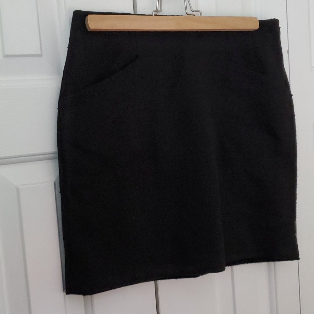 Black tweed fitted skirt size 2 w/ pockets
